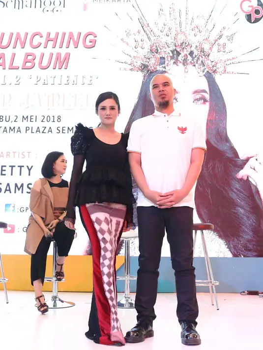 Dhani yang belakangan terjun di dunia politik saat hadir dalam acara tersebut membenarkan ucapan istrinya. Pentolan Dewa 19 itu membebaskan istrinya mengekplorasi dengan komposer lain. (Nurwahyunan/Bintang.com)