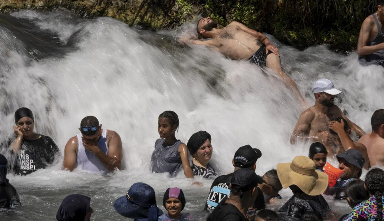 <p>Terdapat beberapa aktivitas yang bisa dilakukan di taman ini seperti berenang, berpiknik, mendaki, hingga berkemah. (AP Photo/Ohad Zwigenberg)</p>