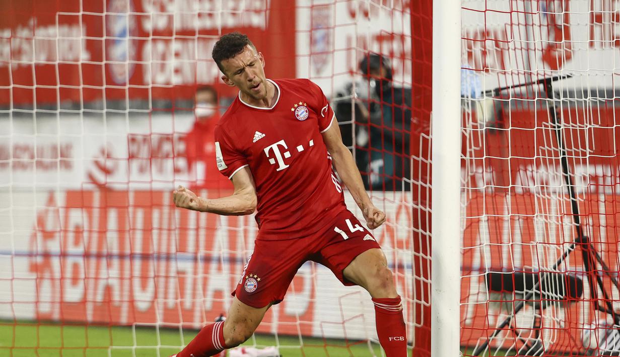 Pemain Bayern Munchen Ivan Perisic melakukan selebrasi usai mencetak gol ke gawang Eintracht Frankfurt dalam pertandingan semi final Piala Jerman di Allianz Arena, Munchen, Jerman, Rabu (10/6/2020). Bayern Munchen menang 2-1 dan lolos ke final. (Kai Pfaffenbach Pool via AP)