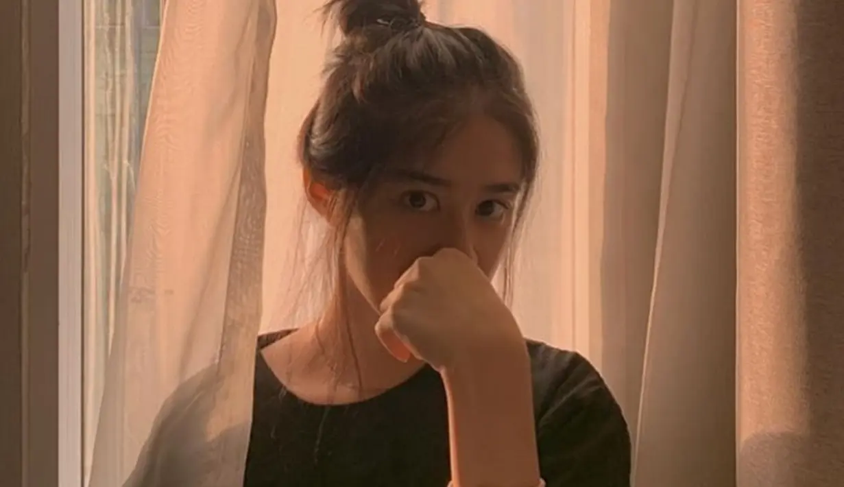 Perempuan berusia 16 tahun ini memang gaya santainya selalu menyita perhatian. Meski hanya memakai kaus saja, namun aura kecantikan dari Alin Fauziah sangat terpancarkan. Tak heran, foto ini pun banjir like dari netizen. (Liputan6.com/IG/@alnnssss)