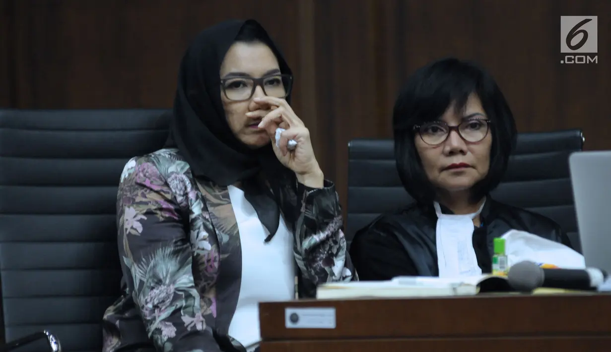 Terdakwa gratifikasi dan suap pemberian izin lokasi perkebunan kelapa sawit, Rita Widyasari (kiri) menyimak keterangan saksi pada sidang di Pengadilan Tipikor, Jakarta, Selasa (3/4). Sidang mendengar keterangan saksi. (Liputan6.com/Helmi Fithriansyah)