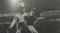Persipura membungkam tuan rumah Persija di fase babak 8 besar Perserikatan 1975. (Bola.com/Repro Merdeka)