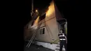 Beberapa bagian rumah sakit terlihat rusak. Tampak petugas keamanan berjaga disekitar lokasi terbakarnya rumah sakit di Jangseong, Korea Selatan, (28/5/2014). (REUTERS/Hyung Min-woo/Yonhap)