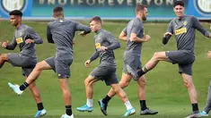 Para pemain Inter Milan melakukan pemanasan saat mengikuti sesi latihan tim di pusat pelatihan Suning di Appiano Gentile, Como, Italia (22/10/2019). Inter Milan akan bertanding melawan wakil Jerman, Borussia Dortmund pada grup F Liga Champions. (Matteo Bazzi / ANSA via AP)