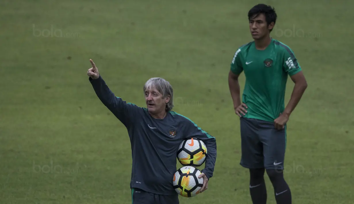 Asisten pelatih Timnas Indonesia, Miguel Jandia, memberikan instruksi saat latihan di Lapangan ABC Senayan, Jakarta, Jumat (12/1/2018). Latihan ini merupakan persiapan jelang laga melawan Islandia. (Bola.com/Vitalis Yogi Trisna)