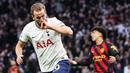 Pemain Tottenham Hotspur, Harry Kane melakukan selebrasi setelah mencetak gol pembuka timnya ke gawang Manchester City pada laga pekan ke-22 Liga Inggris 2022/2023 di Tottenham Hotspur Stadium, London, Minggu (05/02/2023) malam WIB. Gol tersebut berhasil menobatkan dirinya menjadi top skor sepanjang masa Tottenham dengan koleksi 267 gol. (AFP/Adrian Dennis)