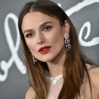 Keira Knightley tampil menawan dengan lipstik merah  dari Chanel. Keira tampil di red carpet mengenakan lipstik merah merona yang klasik. Foto: Vogue.