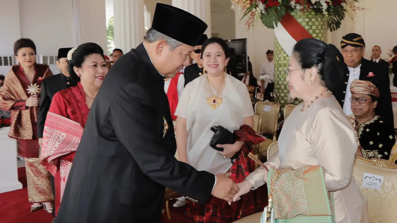 Presiden keenam RI Susilo Bambang Yudhoyono bersalaman dengan Presiden kelima RI Megawati Soekarnoputri (Anung Anindhito)