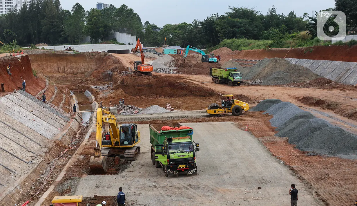 Sejumlah alat berat beroperasi di proyek Tol Serpong-Balaraja di kawasan BSD, Tangerang Selatan, Rabu (2/02/2022). Proyek Tol dengan total nilai investasi sebesar Rp 14,37 triliun terdiri atas 3 seksi yakni BSD–Legok, Legok–Tigaraksa Selatan dan Tigaraksa Selatan–Balaraja.(Liputan6.com/Fery Pradolo)
