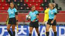 Edina Alves Batista (tengah) bersama asisten wasit, Neuza Back (kanan) dan Mariana Del Alemida (kiri), saat memimpin laga pertandingan Piala Dunia Antarklub 2020. (AFP/Karim Jaafar)