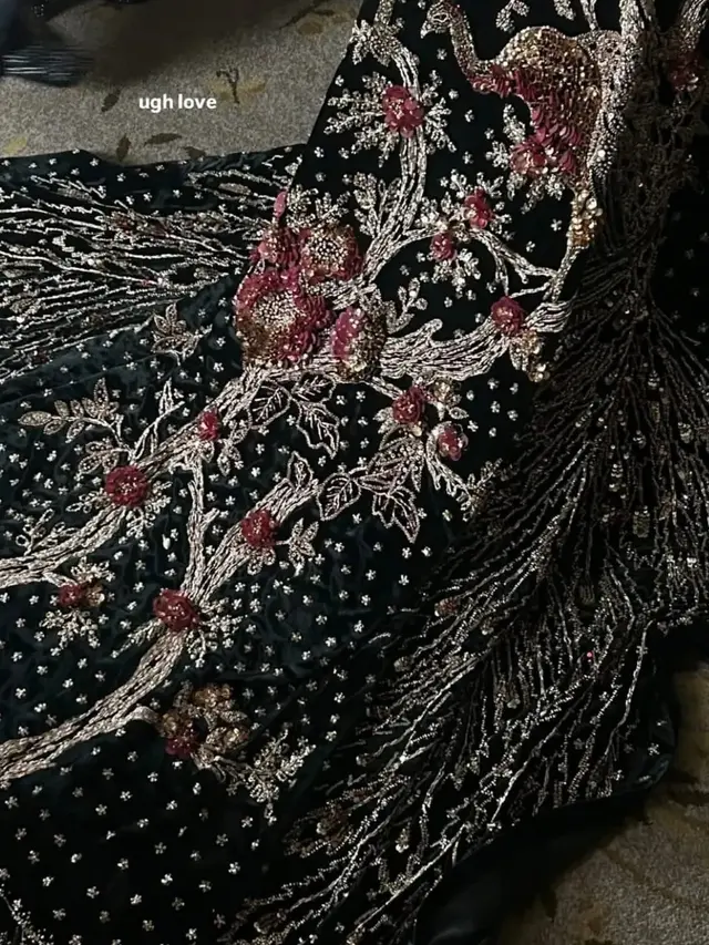 Detail Kebaya Beludru Alyssa Bak Putri Solo