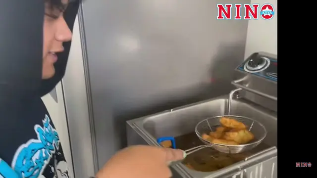 Nino Kuya jualan gorengan di Amerika