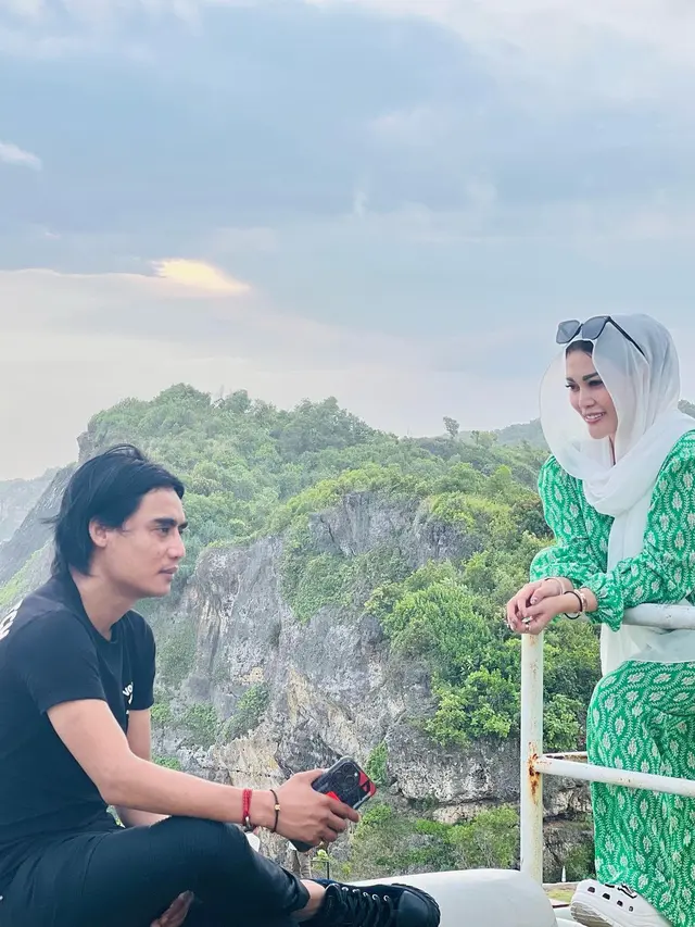 6 Potret Charly van Houten Umumkan Sang Istri Hamil Anak Ketiga, Penuh Kebahagiaan
