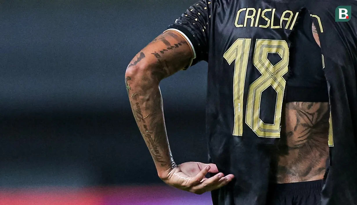 Tato singa milik pemain Bhayangkara FC, Crislan Henrique terlihat di antara jerseynya yang robek saat laga lanjutan BRI Liga 1 2023/2024 antara Bhayangkara FC melawan Persib Bandung di Stadion Patriot Candabhaga, Bekasi, Sabtu (23/09/2023). (Bola.com/Bagaskara Lazuardi)