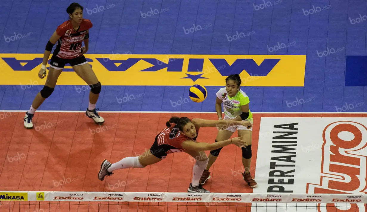 Pevoli Jakarta Pertamina Energi, Logan Tom, berusaha menyelamatkan bola saat melawan Jakarta Elektrik PLN pada final Proliga 2016 di Istora Senayan, Jakarta, Minggu (15/5/2016). (Bola.com/Vitalis Yogi Trisna)