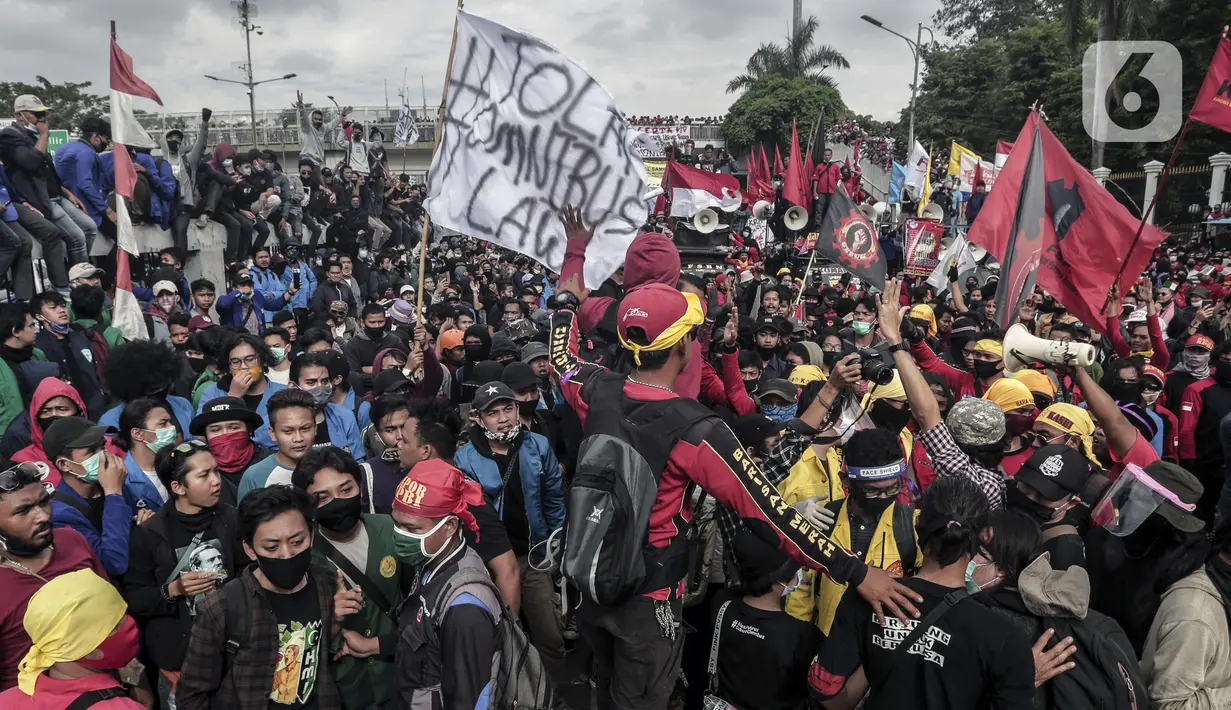 Mahasiswa dan elemen buruh melakukan aksi di depan Gedung DPR/MPR/DPD, Jakarta, Kamis (16/7/2020). Dalam aksinya, mereka menolak pengesahan RUU Cipta Kerja atau Omnibus Law yang saat ini sedang dibahas DPR bersama pemerintah. (Liputan6.com/Johan Tallo)