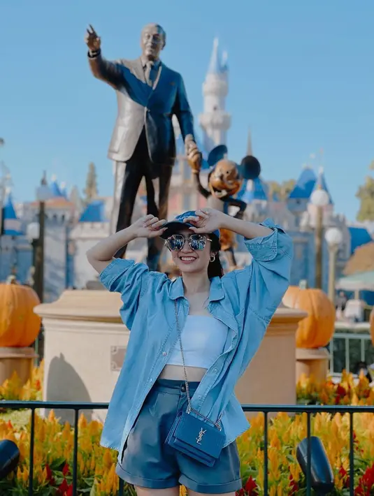 Wanita yang memulai karir menjadi bintang iklan rupanya memakai denim di berbagai kesempatan. Seperti sedang menikmati liburan di luar negeri, ia memadukan denim dengan tanktop berwarna putih. Kacamata dan topi yang dipakai pun membuat Febby makin keren.(Liputan6.com/IG/@febbyrastanty)