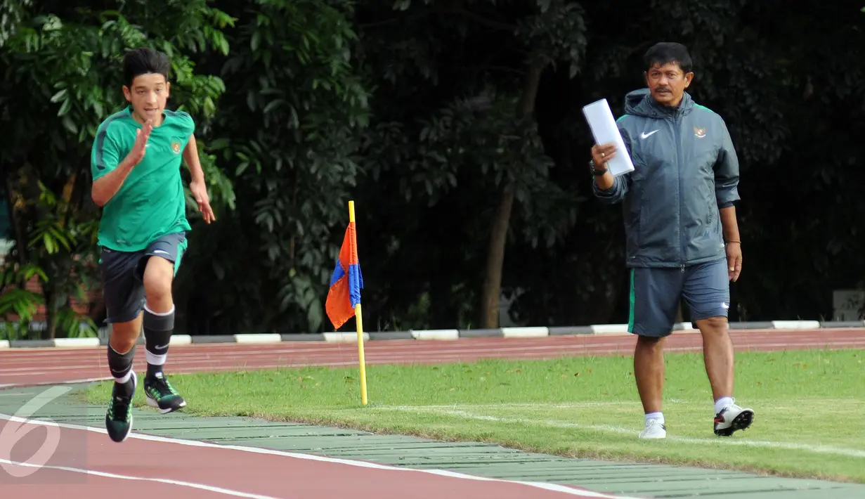 Pelatih Indra Sjafri (kanan) mengawasi latihan Jack Brown saat seleksi Timnas Indonesia U-19 di Lapangan Atang Sutresna, Jakarta, Kamis (6/4). 14 pemain yang pernah berlaga di luar negeri mengikuti seleksi masuk. (Liputan6.com/Helmi Fithriansyah)