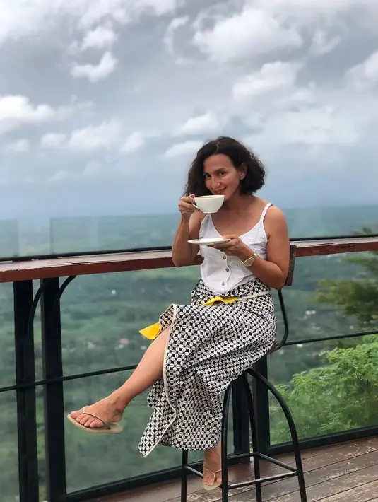 Gaya tank top yang identik dengan sebutan kutang nenek di zamannya, kembali hits. Kali ini Wanda memadukannya dengan kain etnik (Foto: Instagram @wanda_hamidah)