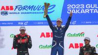 Pembalap Maserati MSG Racing, Maximilian Gunther merayakan kemenangan pada balapan&nbsp;Jakarta E-Prix 2023 Round-11 yang berlangsung di Jakarta International E-Prix Circuit (JIEC), Ancol, Jakarta, Minggu (04/06/2023). (Bola.com/Bagaskara Lazuardi)