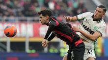 Christian Pulisic (kiri) berduel dengan Jay Idzes di laga AC Milan vs Sassuolo di pekan ke-15 Serie A 2025/2026 di San Siro, Minggu (14/12/2025). (AP Photo/Luca Bruno)