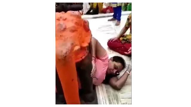 Berfoto di Bawah Patung, Wanita Ini Justru Alami Tak Hal Terduga