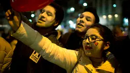 Sejumlah orang turun ke jalan untuk menggelar demonstrasi anti-aborsi di La Paz, Bolivia (23/5). Mereka melakukan demonstrasi untuk untuk menentang praktek aborsi serta menolak RUU legalisasi aborsi. (AP Photo / Juan Karita)