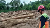 Material lumpur banjir bandang menutupi jalan akses menuju kampung Jorong Sapan Salak, Nagari Pakan Rabaa Timur, Solok Selatan Sumbar. (Liputan6.com/ Novia Harlina)