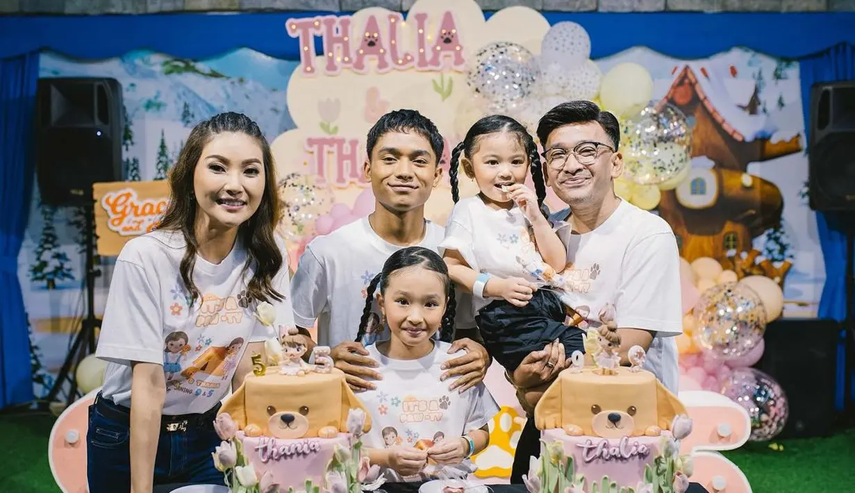 Ruben Onsu dan Sarwendah baru saja menggelar perayaan ulang tahun untuk kedua putrinya, Thalia dan Thania di sebuah taman bermain anak-anak. [@sarwendah29]