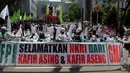 Massa dari Front Pembela Islam (FPI) dan Gerakan Masyarakat Jakarta (GMJ) berunjuk rasa di depan Gedung DPRD DKI Jakarta, (1/6/2015). Demo ini bertujuan melengserkan Gubernur DKI Jakarta, Basuki Tjahaja Purnama alias Ahok. (Liputan6.com/JohanTallo)