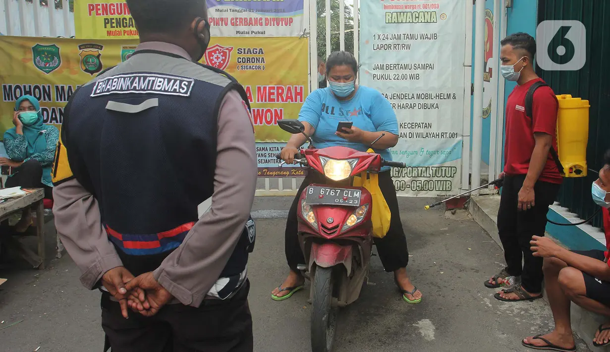 Petugas menyemprotkan disinfektan di RW 03, Kelurahan Gandasari, Kecamatan Jatiuwung, Kota Tangerang, Rabu (9/6/2021). Pemerintah setempat menerapkan lockdown skala mikro setelah 57 warga di kawasan tersebut terkonfirmasi positif COVID-19. (Liputan6.com/Angga Yuniar)