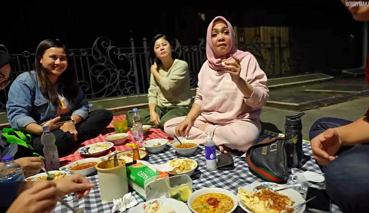 <p>Mama Rieta makan di pinggir Jalan. (Youtube/Hobby Makan)</p>