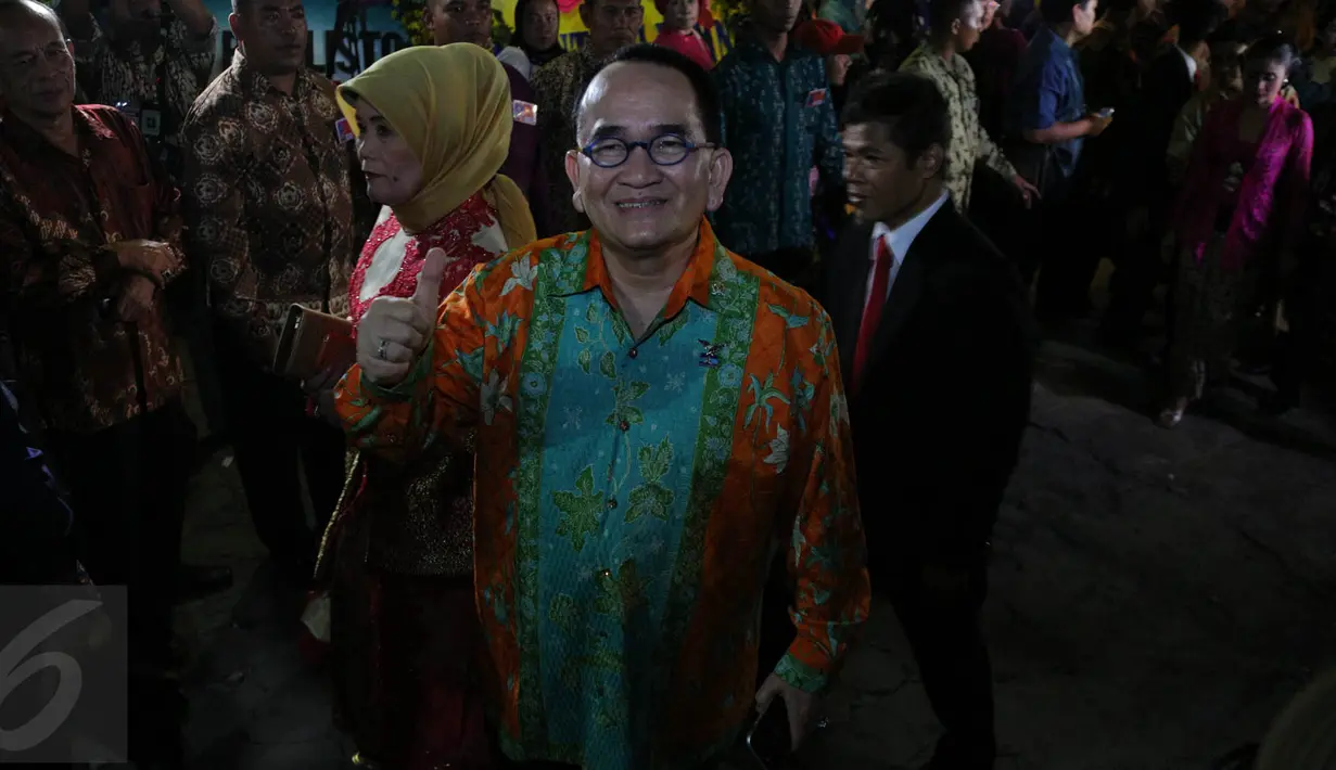 Ruhut Sitompul saat menghadiri resepsi pernikahan Acara resepsi pernikahan Gibran Rakabuming Raka dengan Selvi Ananda, Solo, Kamis (11/6/2015). Resepsi pernikahan malam hari ini dihadiri oleh para tamu VIP dan VVIP. (Liputan6.com/Faizal Fanani)