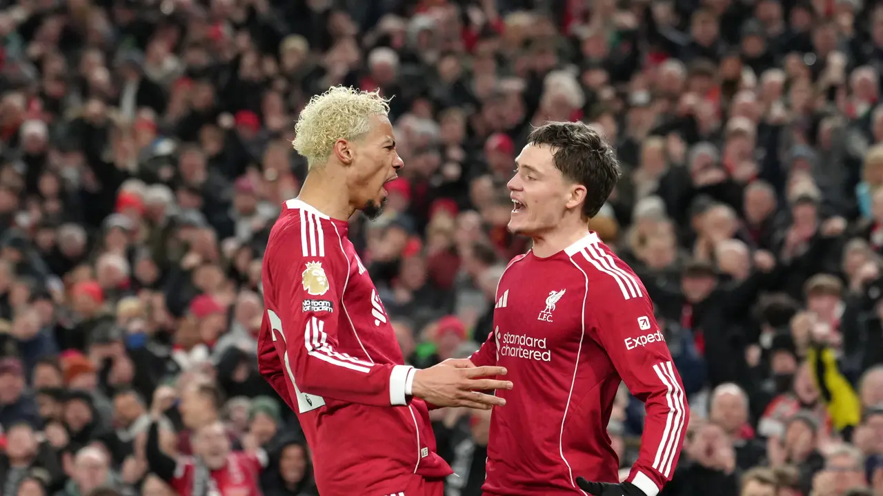 Hugo Ekitike (kiri) merayakan golnya bersama Florian Wirtz di laga Liverpool vs Newcastle di pekan ke-24 Liga Inggris 2025/2026 di Anfield, Minggu (01/02/2026) dini hari WIB.