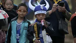 Anak-anak ditemani orang tua hadir dalam acara parade Persib Bandung Juara Piala Presiden 2015 di Kota Baru, Bandung, Minggu (25/10/2015). (Bola.com / Nicklas Hanoatubun)