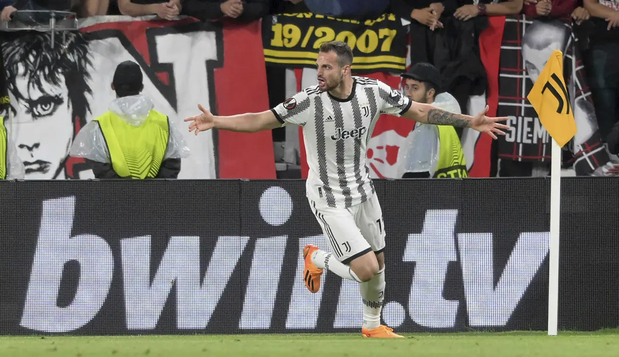 Bek Juventus Federico Gatti merayakan gol yang dicetaknya ke gawang Sevilla pada leg pertama semifinal Liga Europa 2022-2023 di Allianz Stadium, Jumat (12/5/2023) dini hari WIB. (Tano Pecoraro/LaPresse via AP)