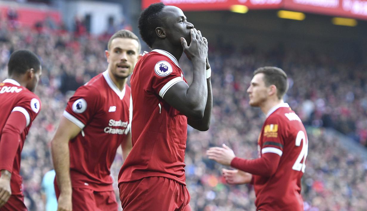 Pemain Liverpool, Sadio Mane merayakan golnya ke gawang Bournemouth pada lanjutan Premier League di Anfield stadium, Liverpool,(14/4/2018). Liverpool menang 3-0.  (Anthony Devlin/PA via AP)