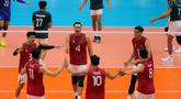 Pemain Timnas voli putra Indonesia merayakan raihan poin saat melawan Myanmar pada babak penyisihan Grup B SEA Games 2025 di di Stadion Indoor Huamark, Bangkok, Thailand, pada Senin (15/12/2025) pagi WIB. Timnas voli putra Indonesia berhasil meraih kemenangan perdana di Grup B SEA Games 2025 dengan mengalahkan Myanmar, Senin (15/12/2025). (Bola.com/Bagaskara Lazuardi)