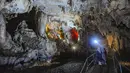 Bagian dalam gua dihiasi stalaktit dan stalagmit yang membentuk panorama eksotik, sekaligus menjadi habitat alami ribuan kelelawar yang sejak dulu menghuni kawasan ini. Tampak dalam foto, aktivitas pengunjung di dalam Goa Lowo di Watuagung, Trenggalek, Jawa Timur. (merdeka.com/Arie Basuki)