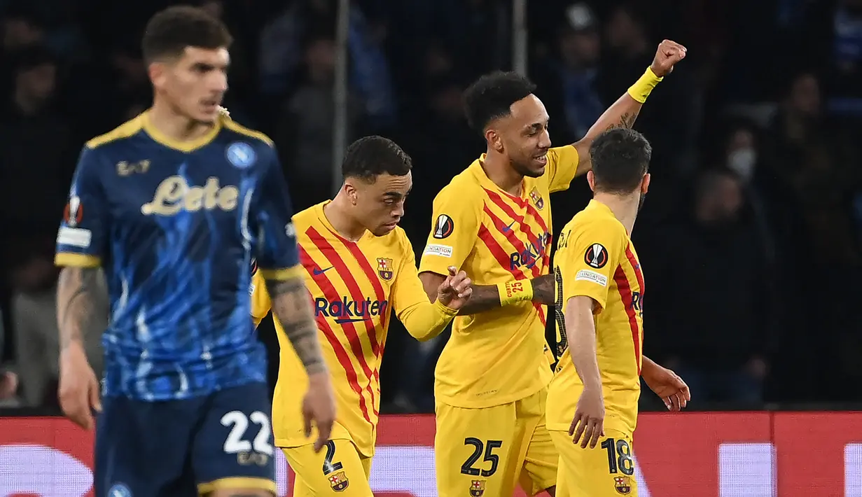 Sementara Barcelona yang tampil lebih tenang di awal babak kedua mampu menambah keunggulan menjadi 4-1 pada menit ke-59. Gol dicetak striker anyar mereka, Pierre-Emerick Aubameyang lewat tendangan ke arah pojok kiri gawang Alex Meret memanfaatkan umpan datar Adama Traore. (AFP/Andreas Solaro)