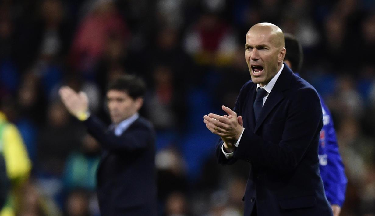 Pelatih Real Madrid, Zinedine Zidane, memberikan semangat kepada anak asuhnya saat melawan Villarreal pada lanjutan La Liga Spanyol di Stadion Santiago Bernabeu, Madrid, Rabu (20/4/2016) atau Kamis dini hari WIB. (AFP/Javier Soriano)