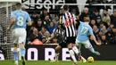 Pemain Manchester City, Kevin De Bruyne (kanan) mencetak gol penyeimbang 2-2 ke gawang Newcastle United pada laga lanjutan Liga Inggris 2023/2024 di St James' Park, Newcastle, Inggris, Minggu (14/01/2024) dini hari WIB. (AFP/Oli Scarff)