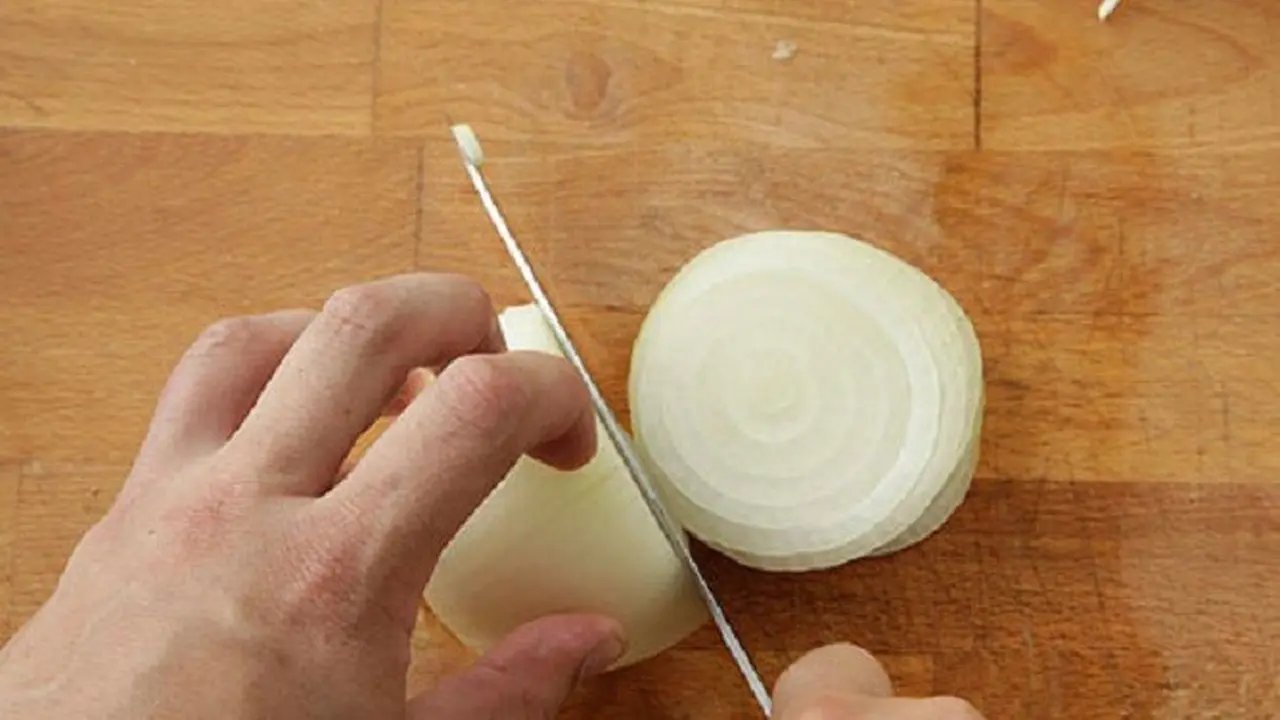 memotong bawang