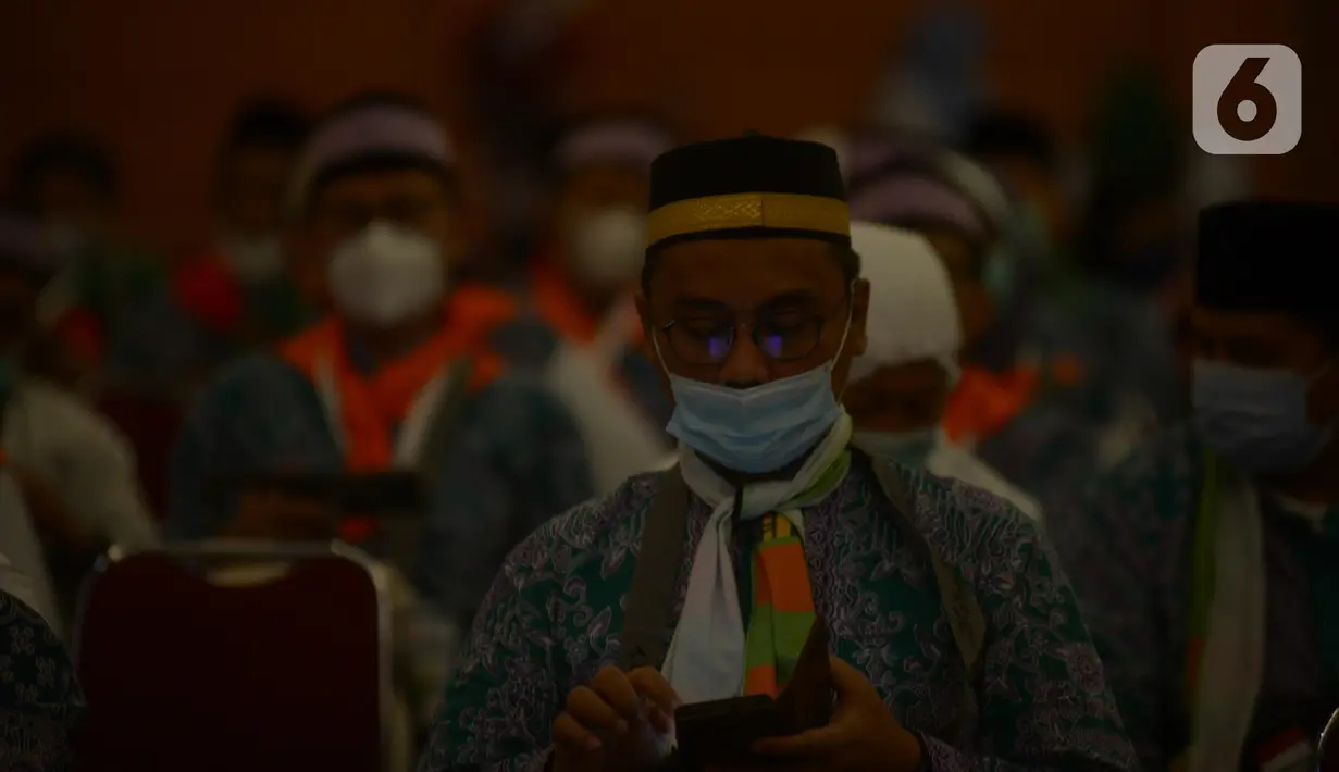 Jemaah calon haji kelompok terbang (kloter) 1 embarkasi haji Jakarta - Pondok Gede menunggu keberangkatan menuju Bandara Soekarno - Hatta di Asrama Haji Pondok Gede, Jakarta, Sabtu (4/6/2022) dini hari. Sebanyak 389 calon haji asal DKI Jakarta yang tergabung dalam kloter 1 embarkasi haji Jakarta - Pondok Gede diberangkatkan menuju tanah suci Arab Saudi melalui Bandara Internasional Soekarno - Hatta. (merdeka.com/Imam Buhori)