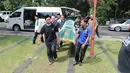 Beberapa orang mengotong keranda jenazah Yockie Suryo Prayogo untuk dibawa ke Masjid Bani Umar yang tidak jauh dari Rumah Sakit Pondok Indah, Bintaro. (Adrian Putra/Bintang.com)