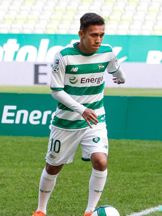 Pesepak bola Indonesia, Egy Maulana mengontrol bola saat diperkenalkan sebagai pemain baru Lechia Gdansk di Stadion Energa Gdańsk, Polandia, Minggu (11/3/2018). Dirinya dikontrak Lechia Gdansk selama tiga musim. (Lechia Gdansk)