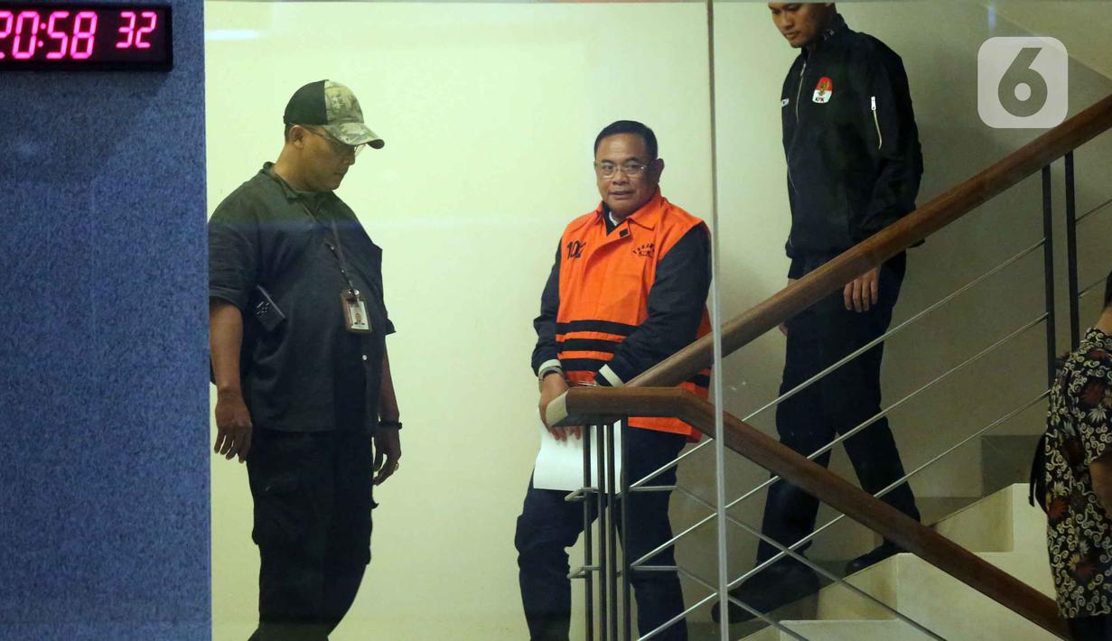 Bersama tiga tersangka lainnya, Bupati Pati Sudewo langsung ditahan di di Rumah Tahanan (Rutan) Cabang KPK Gedung Merah Putih. Tampak dalam foto, Bupati Pati, Sudewo (tengah) dikawal petugas usai menjalani pemeriksaan intensif di Gedung Merah Putih Komisi Pemberantasan Korupsi (KPK), Jakarta, Selasa (20/1/2026). (Liputan6.com/Helmi Fithriansyah)