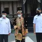 Sandiaga Uno mencoba pakaian adat Minangkabau di PDIKM Kota Padang Panjang, Sumatera Barat, Rabu (21/4/2021).
