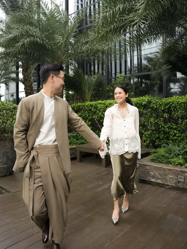 Busana lebaran keluarga Maudy Ayunda dengan pilihan outfit bernuansa olive hijau (Instagram/@maudyayunda)