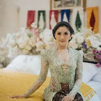 Kebaya Erina Gudono saat siraman bisa kamu gunakan untuk kondangan. Kebaya kutubaru dengan potongan bahu bidang bikin kamu tampil layaknya putri kerajaan [@erinagudono]